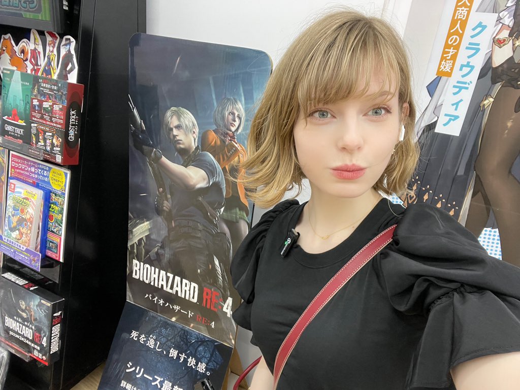 Modelo de rosto de Ashley, Ella Freya mostra sua reação ao ver a si própria  em Resident Evil 4 - GameHall